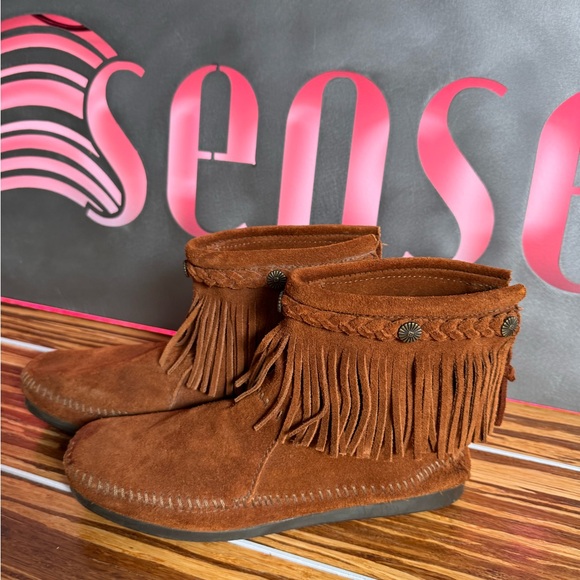 Minnetonka Ankle Moccasins Size 9 Womens Suede Leather Fringed Studs Zip Up Back - Picture 2 of 14